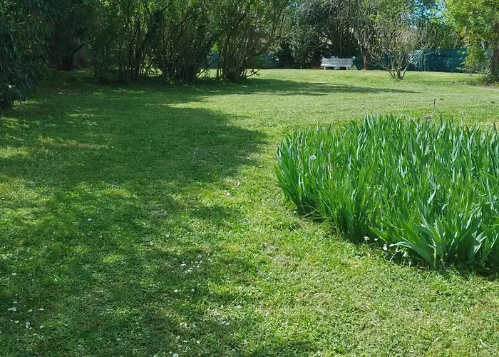 Maison Spacieuse A Avec Jardin *